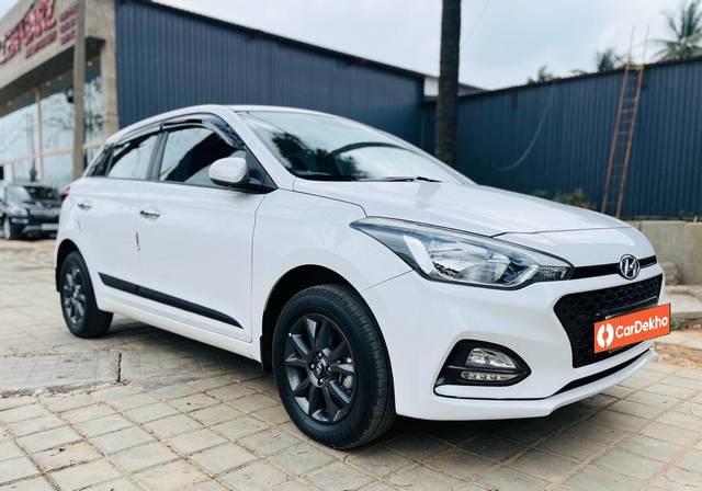 https://images10.gaadi.com/usedcar_image/3643759/original/processed_img2901927__used_car_2901927_1698487108.jpg?imwidth=6400