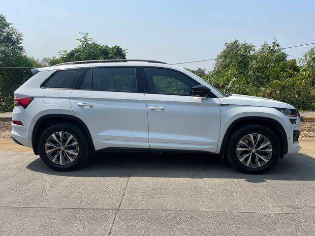https://images10.gaadi.com/usedcar_image/3644008/original/img2902080__usedcar_d166176a_8f7b_455b_bb29_88a6f98625af_28281698494238_1698494258.jpg?imwidth=6401