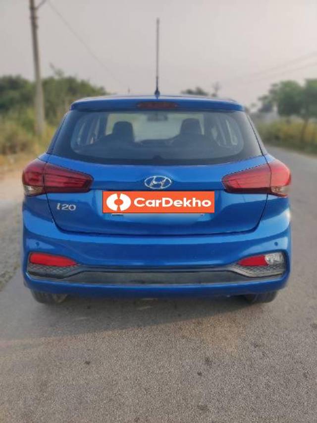 https://images10.gaadi.com/usedcar_image/3644201/original/processed_7f897d3f-bd14-4fac-a1b1-1188aac25d3c.jpg?imwidth=6402