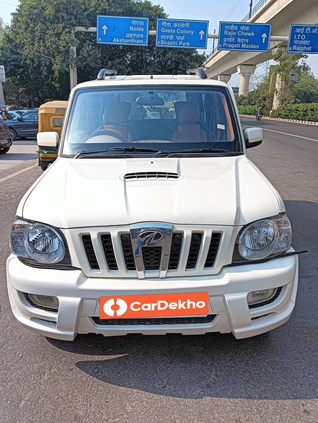 https://images10.gaadi.com/usedcar_image/3644814/original/processed_img2902366__used_car_2902366_1698557570.jpg?imwidth=6400