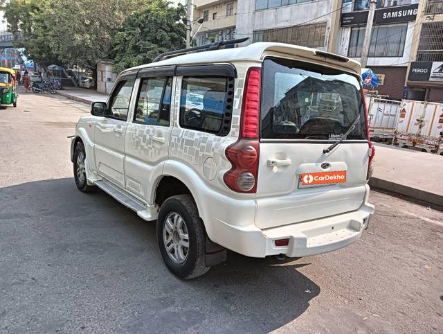https://images10.gaadi.com/usedcar_image/3644814/original/processed_img2902366__used_car_2902366_1698557592.jpg?imwidth=6402