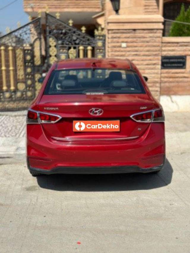 https://images10.gaadi.com/usedcar_image/3645052/original/processed_e7d2b80f-acc7-42dd-a8f1-cf376e754e2d.jpeg?imwidth=6402