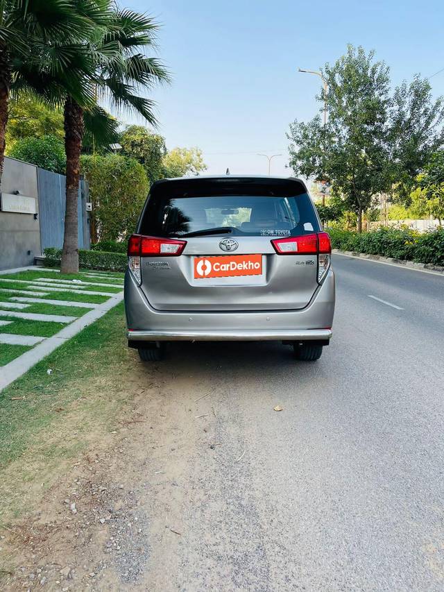 https://images10.gaadi.com/usedcar_image/3645466/original/processed_img2902701__used_car_2902701_1698578280.jpg?imwidth=6402