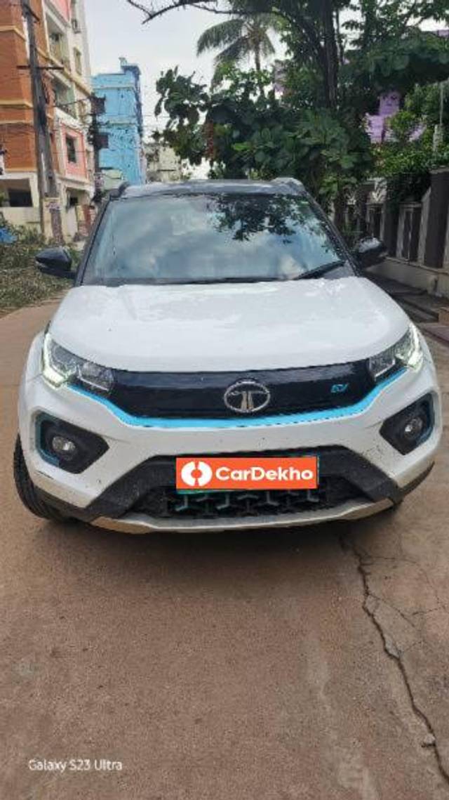 https://images10.gaadi.com/usedcar_image/3646800/original/processed_57bf2dd3-63c1-49cc-9b9b-d24180d21197.jpg?imwidth=6401