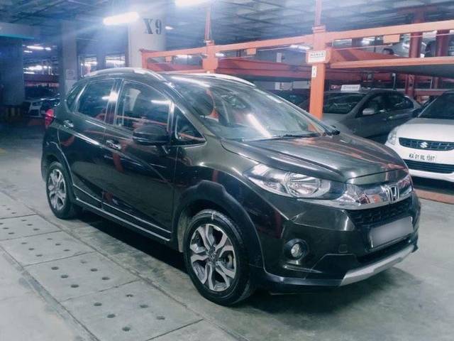 https://images10.gaadi.com/usedcar_image/3647552/original/processed_c040542b-cf13-4211-a123-d358d6eae623.jpeg?imwidth=6400