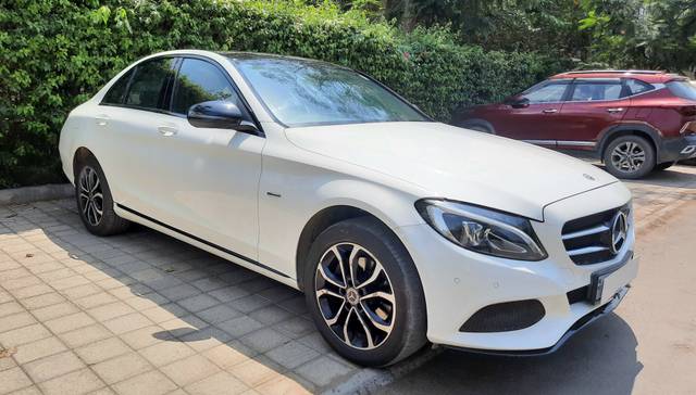 https://images10.gaadi.com/usedcar_image/3647908/original/img2903700__used_car_2903700_1698731917.jpg?imwidth=6400