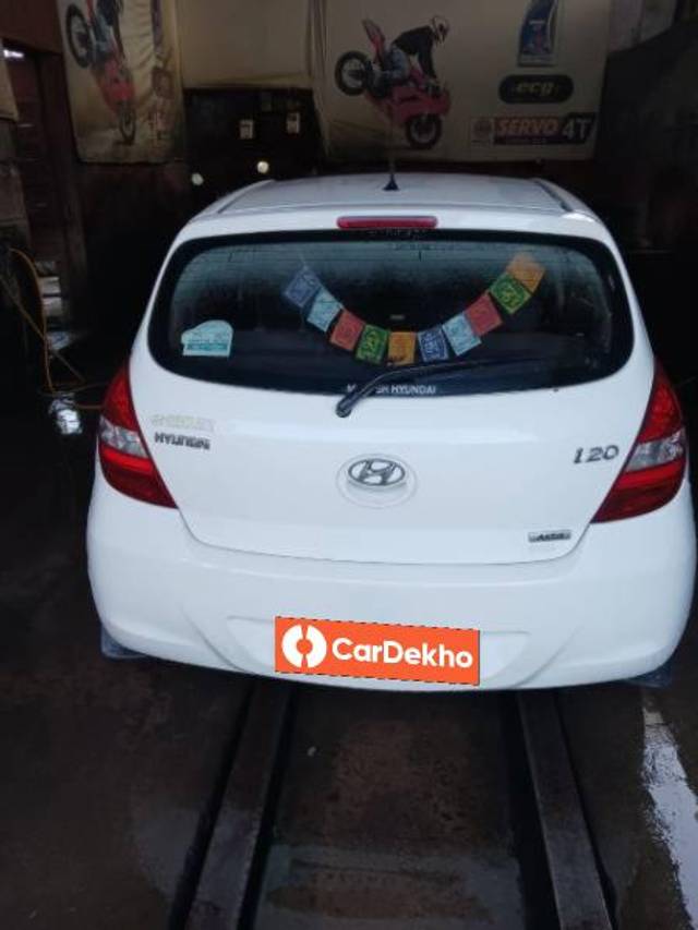 https://images10.gaadi.com/usedcar_image/3647929/original/processed_c38adf08-8f2d-4814-ad0d-ae820f61bdb7.jpeg?imwidth=6402