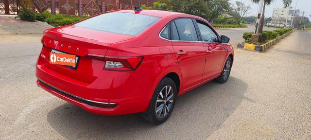 https://images10.gaadi.com/usedcar_image/3648051/original/processed_img2903777__used_car_2903777_1698736584.jpg?imwidth=6402