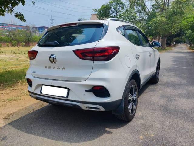 https://images10.gaadi.com/usedcar_image/3648231/original/processed_c2a1dc27-799b-4110-8914-21ee4ee0de9c.jpeg?imwidth=6402