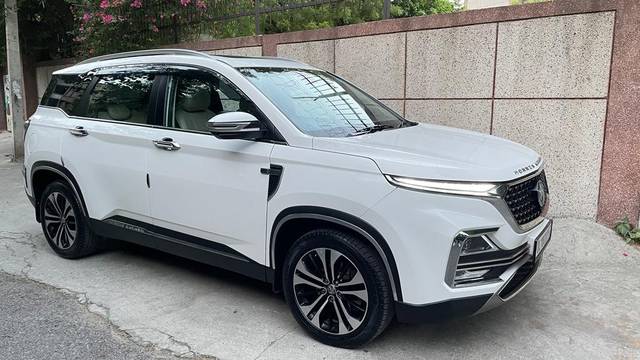 https://images10.gaadi.com/usedcar_image/3648543/original/processed_img2904076__used_car_2904076_1698751415.jpg?imwidth=6400