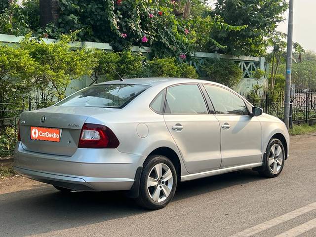 https://images10.gaadi.com/usedcar_image/3648589/original/processed_img2904102__used_car_2904102_1698752546.jpg?imwidth=6401