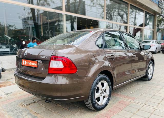 https://images10.gaadi.com/usedcar_image/3650005/original/processed_img2904704__used_car_2904704_1698834540.jpg?imwidth=6401