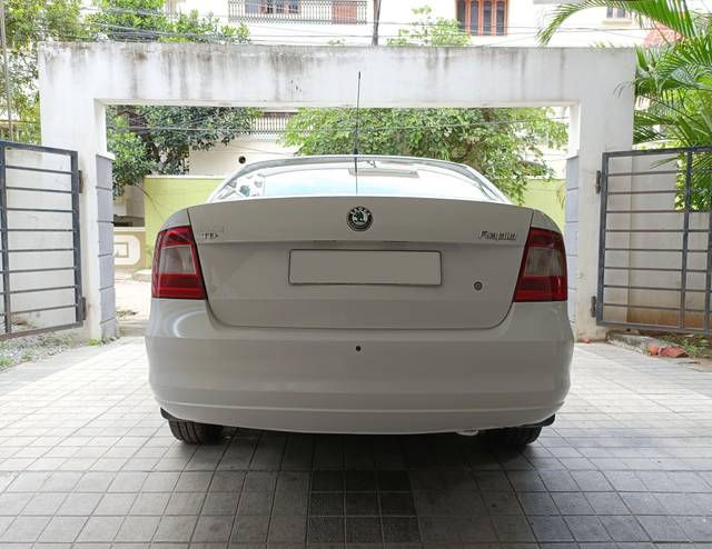 https://images10.gaadi.com/usedcar_image/3650099/original/processed_img2904757__usedcar_img20230915113021_2021698837110_1698837158.jpg?imwidth=6402