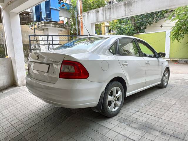 https://images10.gaadi.com/usedcar_image/3650099/original/processed_img2904757__usedcar_img20230915113028_2021698837110_1698837163.jpg?imwidth=6401