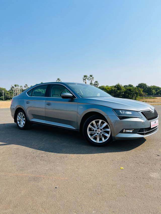 https://images10.gaadi.com/usedcar_image/3650111/original/processed_img2904766__usedcar_whatsappimage2023_10_31at160110_15261698837125_1698837166.jpeg?imwidth=6400