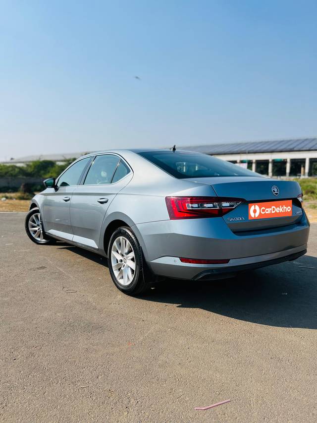 https://images10.gaadi.com/usedcar_image/3650111/original/processed_img2904766__usedcar_whatsappimage2023_10_31at160132_1__15261698837125_1698837168.jpeg?imwidth=6402