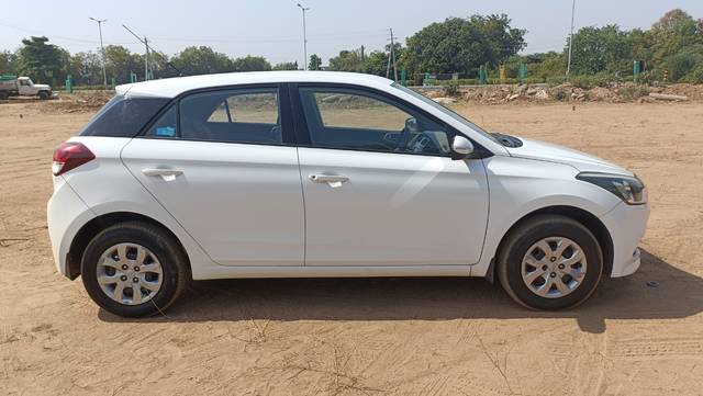 https://images10.gaadi.com/usedcar_image/3650214/original/img2904826__used_car_2904826_1698840628.jpg?imwidth=6401