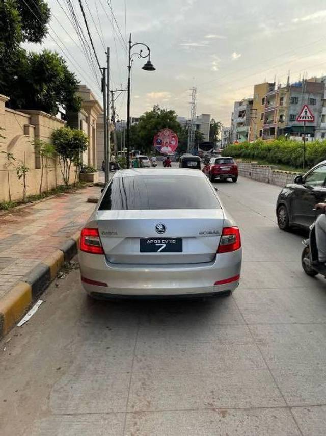 https://images10.gaadi.com/usedcar_image/3650417/original/processed_51a64001-1046-47e5-891d-b79ce86d3f56.jpg?imwidth=6402