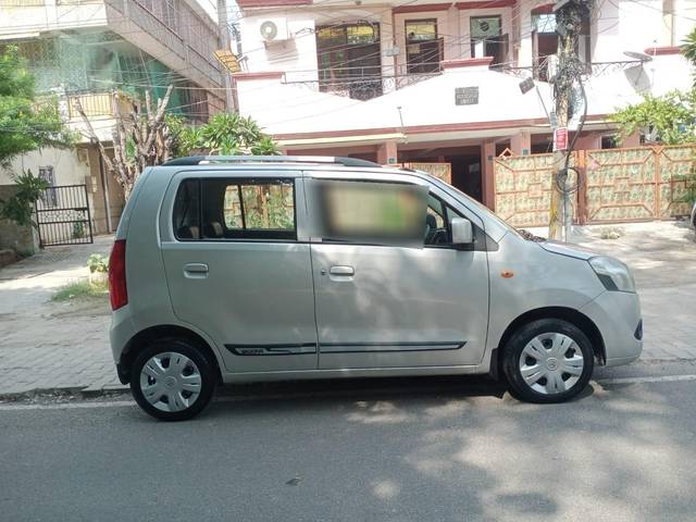 https://images10.gaadi.com/usedcar_image/3651152/original/processed_img2905176__usedcar_photo_2023_08_01_15_18_04_1_82441698906052_1698906093.jpg?imwidth=6401