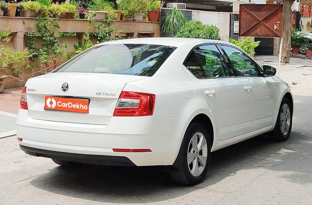 https://images10.gaadi.com/usedcar_image/3651262/original/processed_img2905271__used_car_2905271_1698906836.jpg?imwidth=6401
