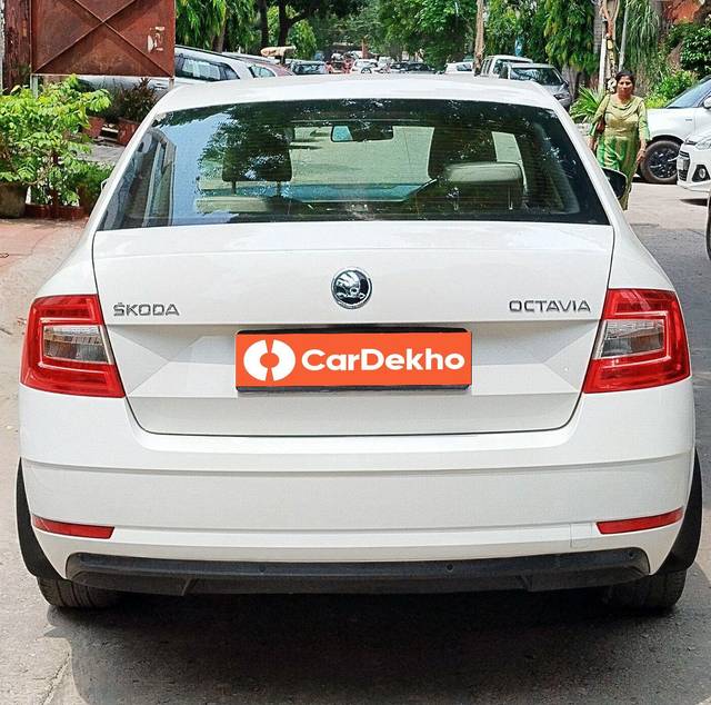 https://images10.gaadi.com/usedcar_image/3651262/original/processed_img2905271__used_car_2905271_1698906839.jpg?imwidth=6402
