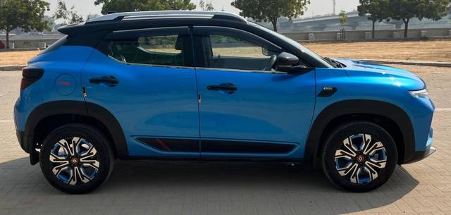 https://images10.gaadi.com/usedcar_image/3651304/original/processed_img2905295__usedcar_9_2905295_1698908315.jpg?imwidth=6401