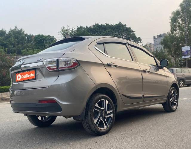 https://images10.gaadi.com/usedcar_image/3652533/original/processed_img2906328__used_car_2906328_1698922324.jpg?imwidth=6402