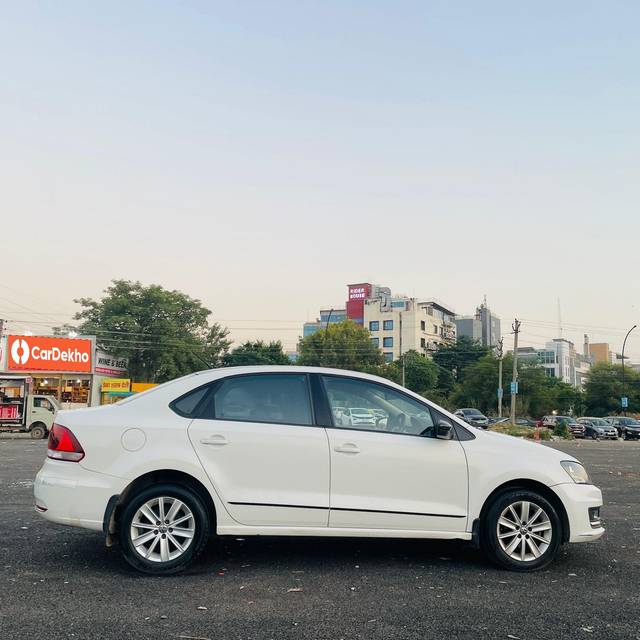 https://images10.gaadi.com/usedcar_image/3652582/original/processed_img2906352__used_car_2906352_1698924123.jpg?imwidth=6401