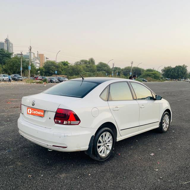 https://images10.gaadi.com/usedcar_image/3652582/original/processed_img2906352__used_car_2906352_1698924126.jpg?imwidth=6402