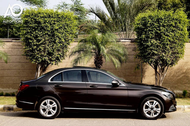 https://images10.gaadi.com/usedcar_image/3652592/original/processed_img2906356__used_car_2906356_1698924443.png?imwidth=6401