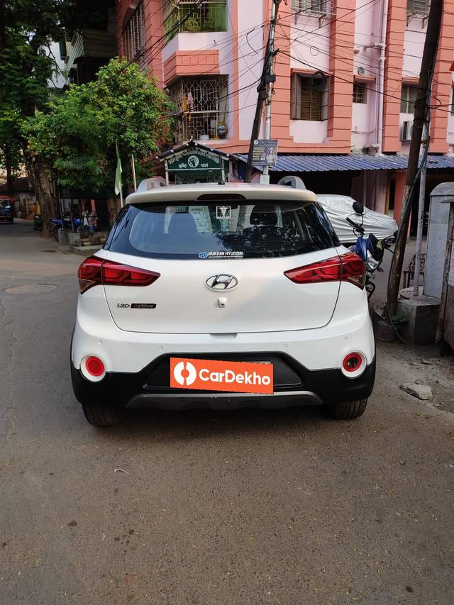 https://images10.gaadi.com/usedcar_image/3652849/original/processed_img2906516__used_car_2906516_1698932004.jpg?imwidth=6402
