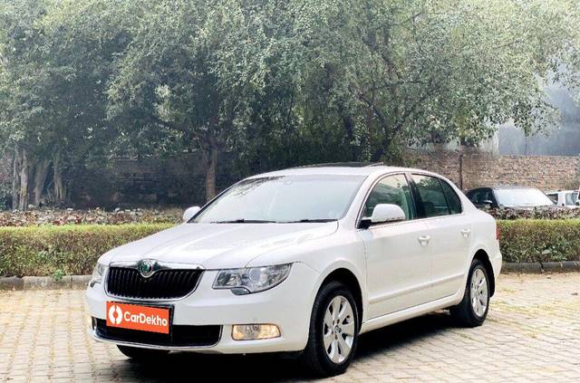 https://images10.gaadi.com/usedcar_image/3653515/original/processed_img2906698__used_car_2906698_1698991603.jpg?imwidth=6400
