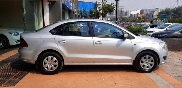 https://images10.gaadi.com/usedcar_image/3653591/original/processed_img2906737__used_car_2906737_1698993965.jpg?imwidth=6401