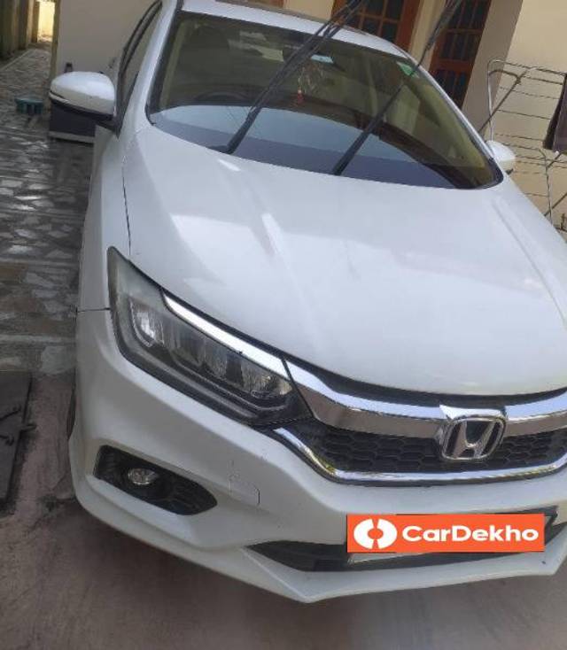 https://images10.gaadi.com/usedcar_image/3653658/original/processed_72a538e2-693c-4b09-ba54-2a479240a02b.jpg?imwidth=6400