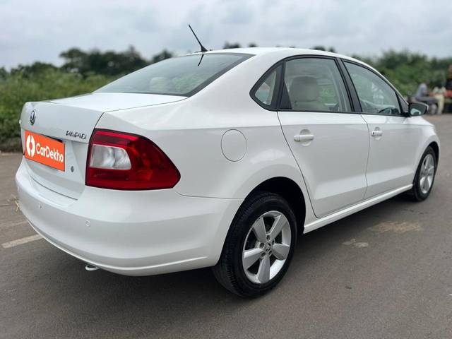 https://images10.gaadi.com/usedcar_image/3654011/original/processed_img2907001__used_car_2907001_1699007125.jpg?imwidth=6402