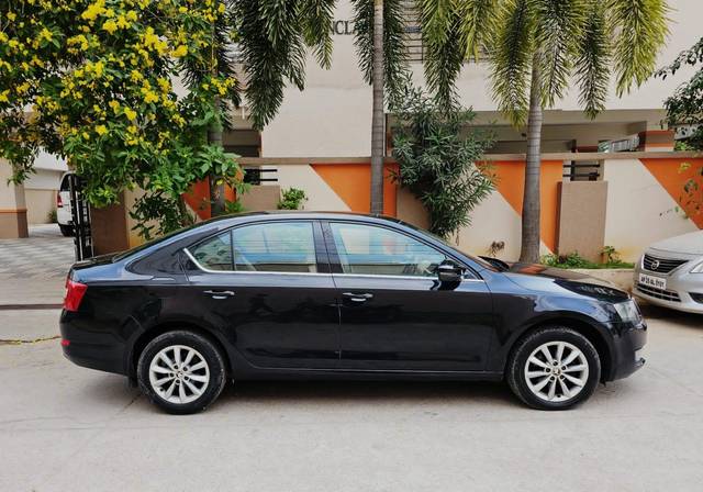 https://images10.gaadi.com/usedcar_image/3654210/original/processed_img2907106__used_car_2907106_1699012909.jpg?imwidth=6401