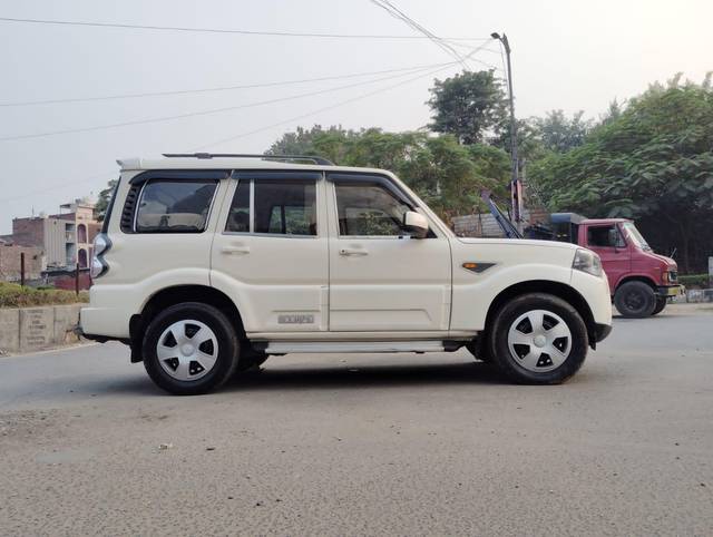 https://images10.gaadi.com/usedcar_image/3655211/original/processed_img2907496__used_car_2907496_1699079987.jpg?imwidth=6401
