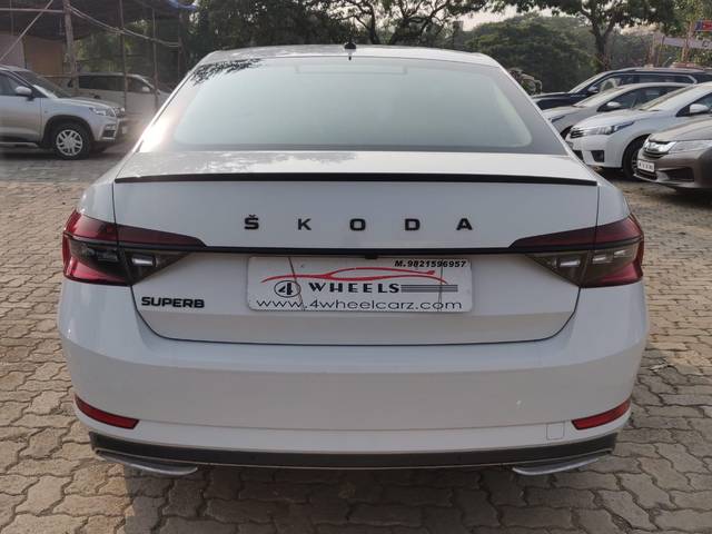 https://images10.gaadi.com/usedcar_image/3655582/original/processed_img2907721__usedcar_whatsappimage2023_11_04at55831pm_2907721_1699530044.jpeg?imwidth=6402