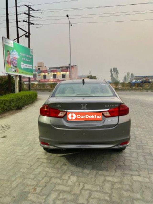 https://images10.gaadi.com/usedcar_image/3656127/original/processed_7b25ec7c-004b-4600-accd-d20e063e85f1.jpeg?imwidth=6402