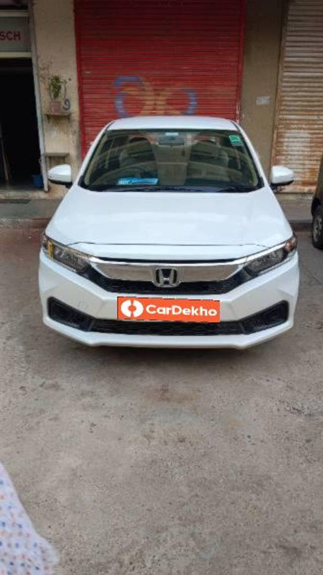 https://images10.gaadi.com/usedcar_image/3656464/original/processed_9b10e00f-4849-4fb2-b260-389c6d477bc6.jpg?imwidth=6400
