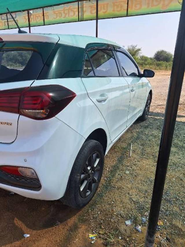 https://images10.gaadi.com/usedcar_image/3657190/original/processed_9240b387-a2f4-4dec-aba2-0943d34f335e.jpg?imwidth=6401