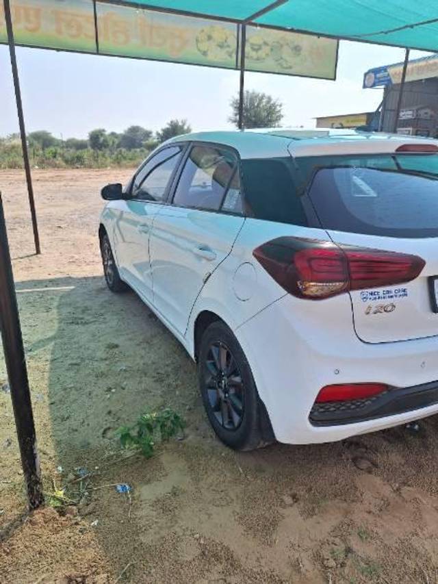 https://images10.gaadi.com/usedcar_image/3657190/original/processed_d28e8bda-186f-4423-8211-575103c3a618.jpg?imwidth=6402