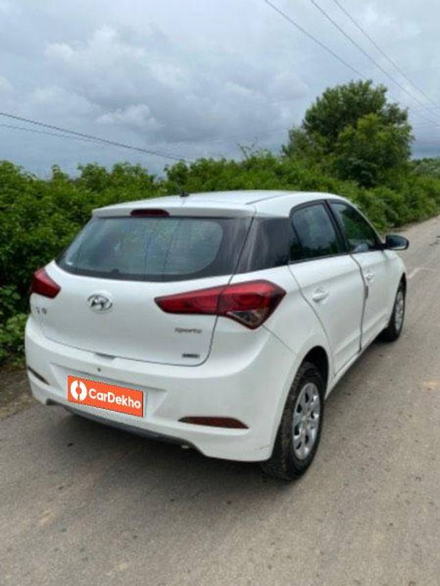 https://images10.gaadi.com/usedcar_image/3657244/original/processed_997c337e-f5fc-45f4-9d87-32ec61414b91.jpeg?imwidth=6402