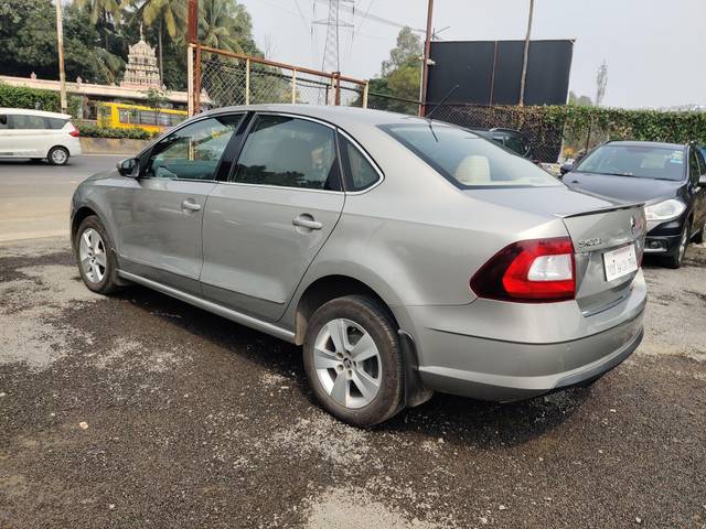 https://images10.gaadi.com/usedcar_image/3657378/original/processed_img2908435__used_car_2908435_1699186610.jpg?imwidth=6402