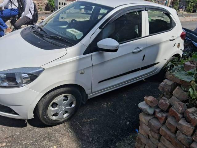https://images10.gaadi.com/usedcar_image/3657423/original/processed_d92e5d50-62e3-44a8-99bd-dd5732924c08.jpg?imwidth=6402