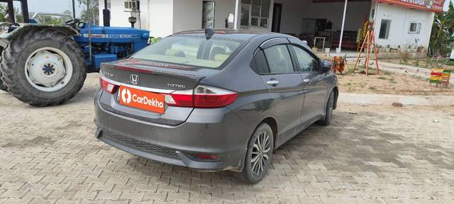 https://images10.gaadi.com/usedcar_image/3657883/original/processed_84880372-9339-4d02-bd4d-48d38657909c.jpg?imwidth=6401