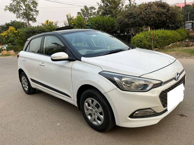 https://images10.gaadi.com/usedcar_image/3658257/original/processed_img2908681__used_car_2908681_1699253238.jpg?imwidth=6400