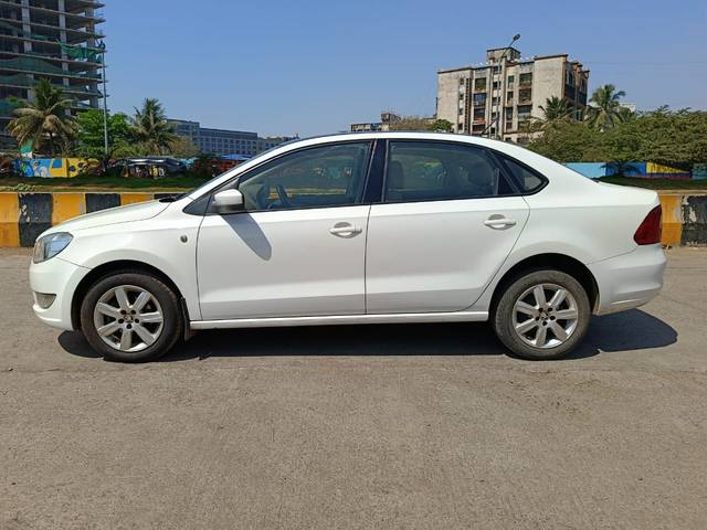 https://images10.gaadi.com/usedcar_image/3658447/original/b69e172ab13d8d7c9048290e2970e75b.jpg?imwidth=6402