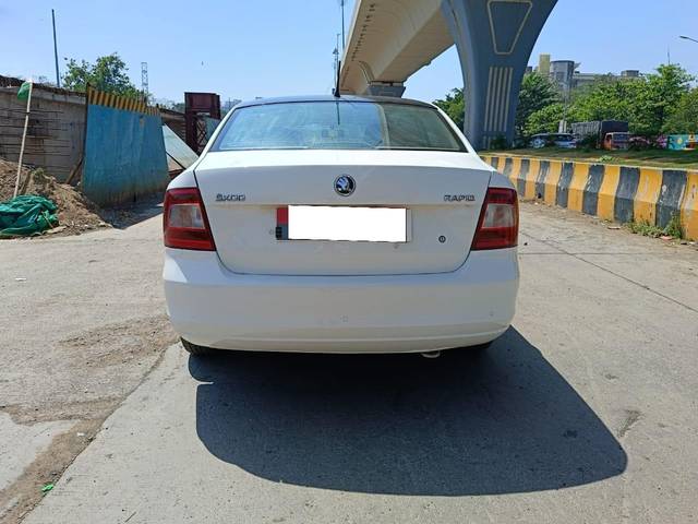 https://images10.gaadi.com/usedcar_image/3658447/original/processed_36a8ba2a7dee2eff6925b4ca5a488cea.jpg?imwidth=6401
