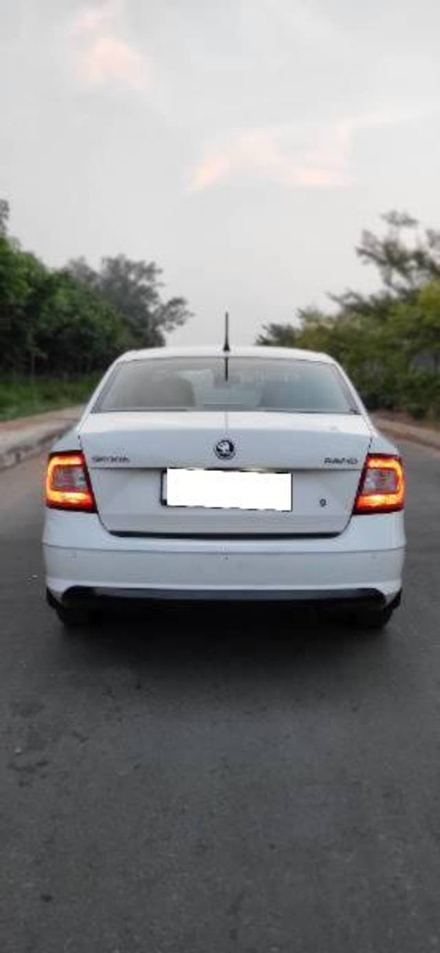 https://images10.gaadi.com/usedcar_image/3659158/original/processed_217bd8e3-190d-430f-ad9b-83d4a6576d49.jpg?imwidth=6402